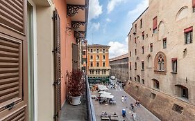 Casa Isolani, Piazza Maggiore